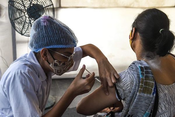 Centros falsos vacunaron con agua a miles de personas en la India - Mundo - ABC Color