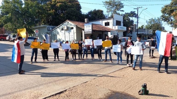 Diario HOY | Limpio: Prosigue protesta contra la directora del Hospital Distrital
