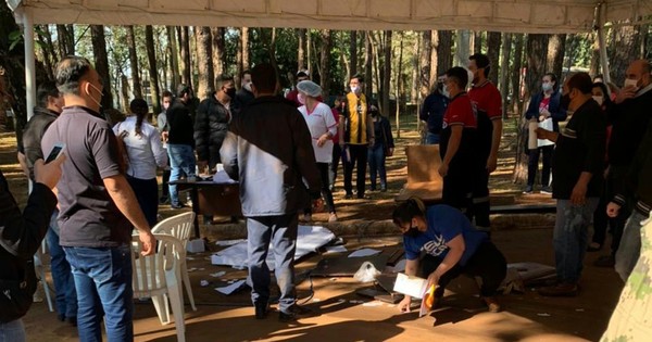 La Nación / CDE: perdió control de vehículo y atropelló a cuatro personas en vacunatorio