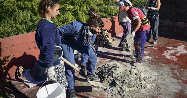 La Nación / ‘Albañilas’ argentinas se ponen manos a la obra para derribar el machismo