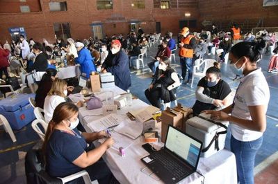 Vacunas contra el Covid-19 serán aplicadas a sector esencial y luego liberadas a población general