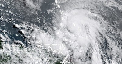 La Nación / Florida se prepara para Elsa mientras sigue buscando víctimas de derrumbe