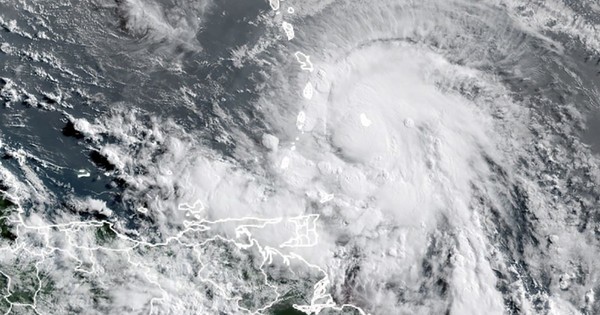 La Nación / Florida se prepara para Elsa mientras sigue buscando víctimas de derrumbe
