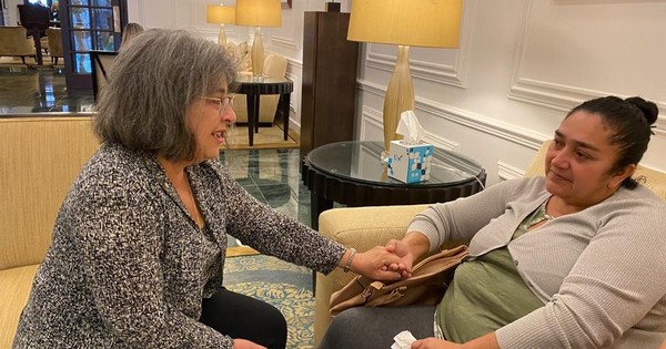 La Nación / Madre de Leidy Luna recibió consuelo de alcaldesa de Miami-Dade