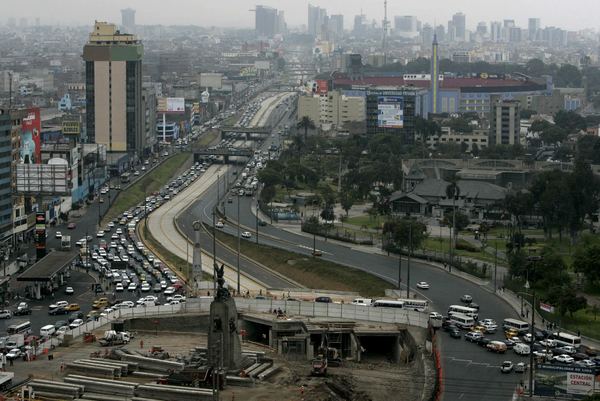La clase media en Perú se redujo del 43 % al 24 % en 2020, según un estudio - MarketData