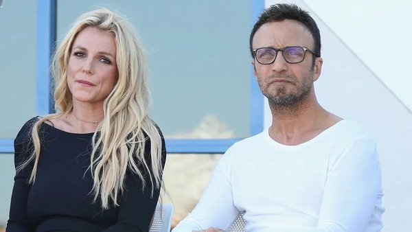 Luego de 25 años trabajando juntos, el epresentante artístico de Britney Spears renunció