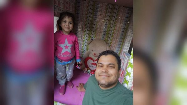 Prometió a su hija un castillo y le hizo uno con envases de leche