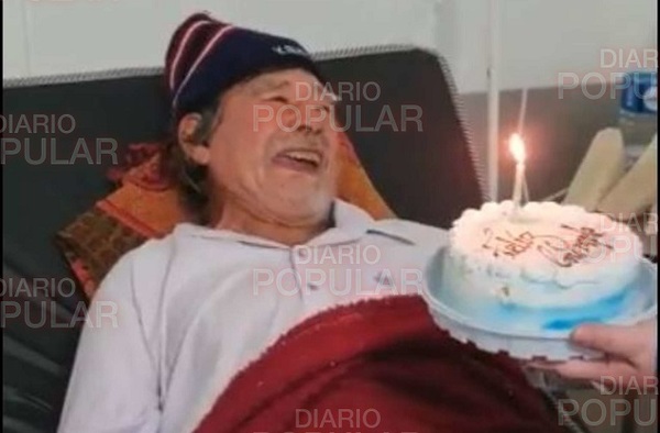 Estuvo cuidando a un pariente, pero este falleció de covid. Ahora le tocó a él y está peleando con sus 78 años