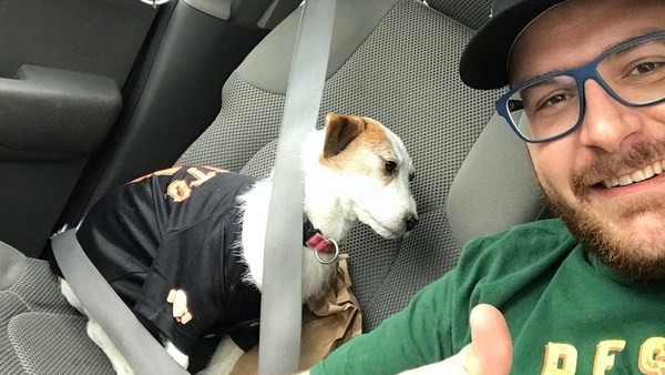 Hombre se hizo viral por viajar con su perrito disecado