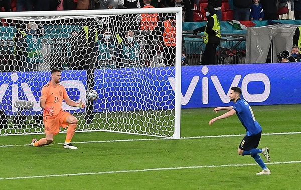 Italia elimina a España en los penales y es el primer finalista