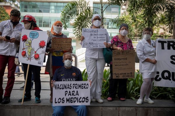 Trabajadores del sector salud venezolano protestan por el pago de salarios - MarketData