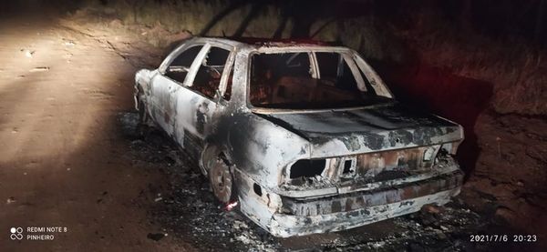 Hallan incinerado automóvil presuntamente utilizado en intento de asalto - Nacionales - ABC Color