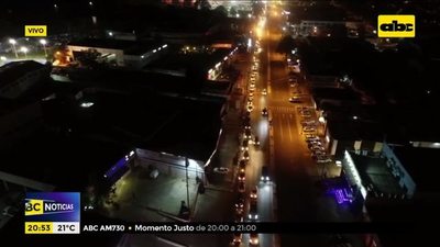 Largas filas, pero extensión de horario en más vacunatorios da pequeño respiro a intensa jornada de vacunación  - Nacionales - ABC Color