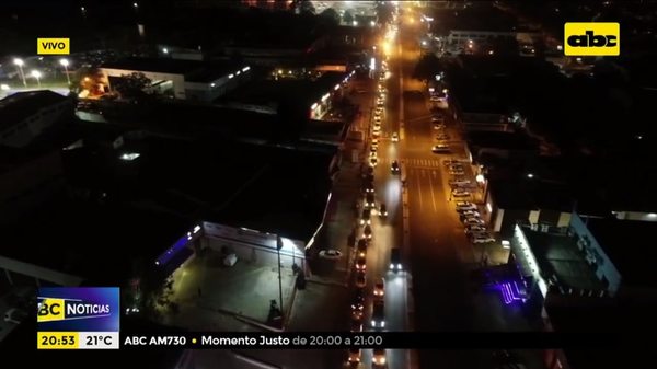 Largas filas, pero extensión de horario en más vacunatorios da pequeño respiro a intensa jornada de vacunación - Nacionales - ABC Color