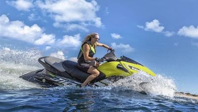Andar en moto, pero en el agua, atrae cada vez más a los paraguayos