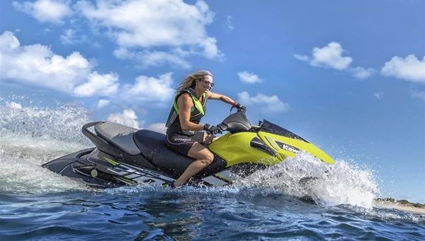 Andar en moto, pero en el agua, atrae cada vez más a los paraguayos