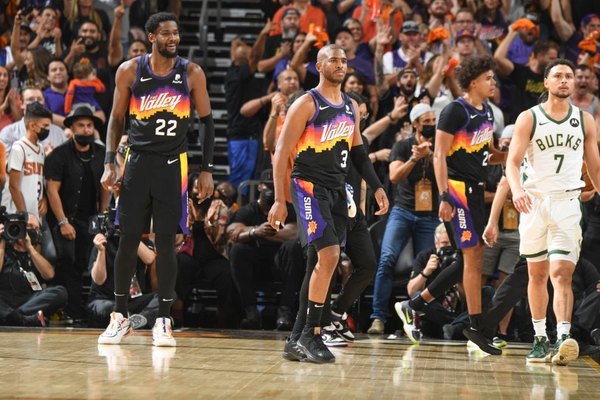 Phoenix Suns vence a Milwaukee Bucks y se adelanta en las finales de la NBA