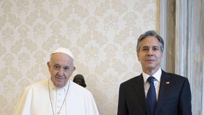 El Papa se recupera de la cirugía y ya vuelve a  caminar