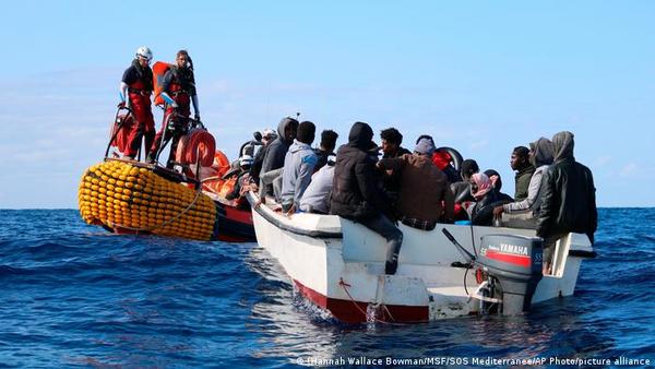 Barco con 572 migrantes lanza SOS por falta de alimentos