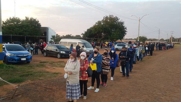 Interminable fila y aglomeración de vulnerables en Luque - Nacionales - ABC Color