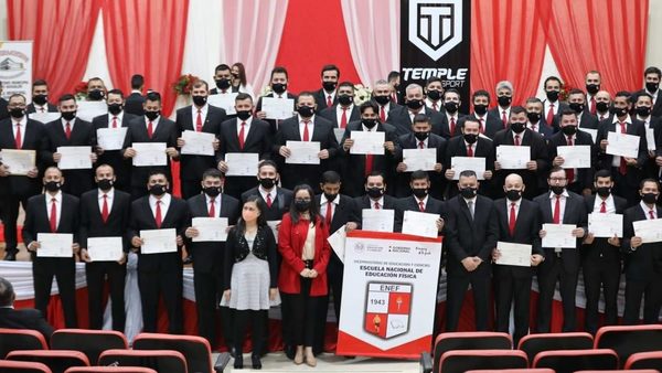 ESTEÑOS EGRESAN COMO ENTRENADORES