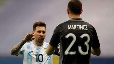 Messi feliz con Dibu Martínez, el héroe de Argentina