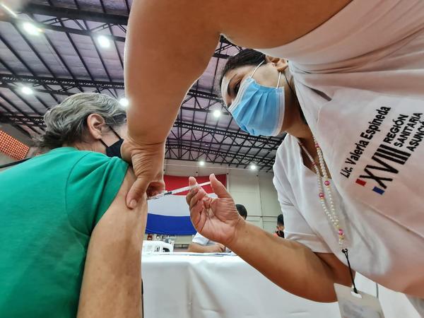 Atención: Último día de inmunización a vulnerables y a los de 50 años cumplidos