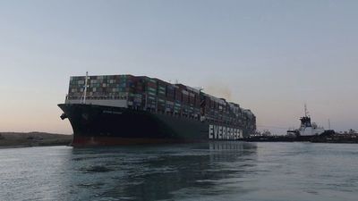 El Ever Given vuelve a navegar tras estar retenido en el canal de Suez