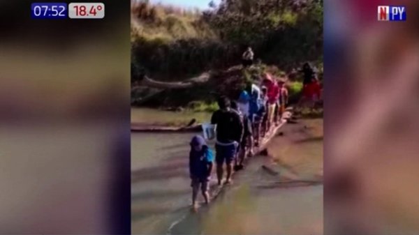 Niños indígenas deben cruzar a pie un helado arroyo para ir a clases | Noticias Paraguay
