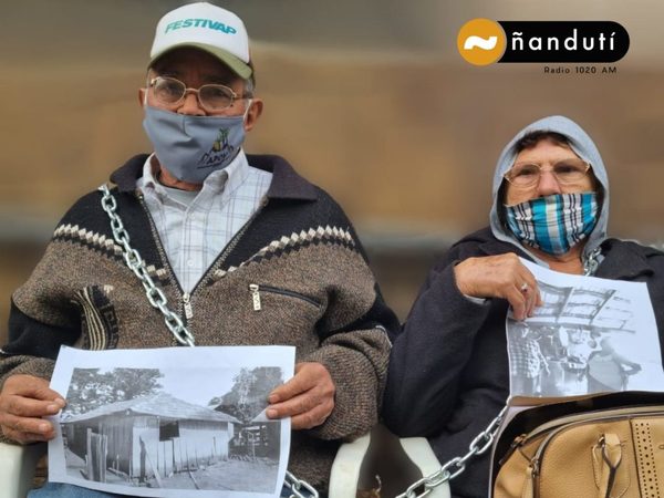 Abuelitos se encadenan frente a Hacienda exigiendo reposición de pensión | Ñanduti