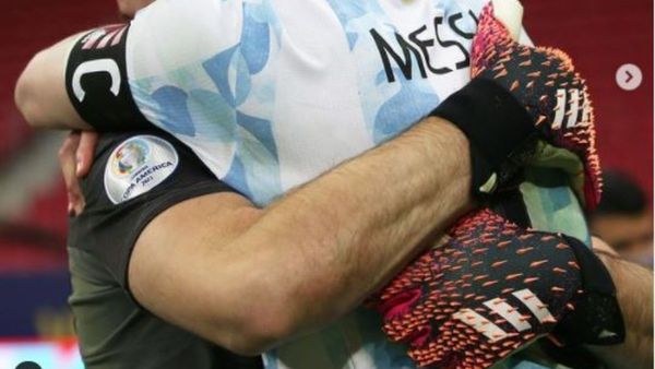 Messi feliz con Martínez: "tenemos al 'Dibu' que es un fenómeno"