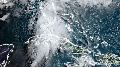 Elsa pierde categoría de huracán antes de tocar tierra en Florida
