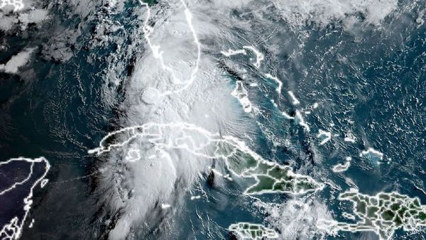 Elsa pierde categoría de huracán antes de tocar tierra en Florida