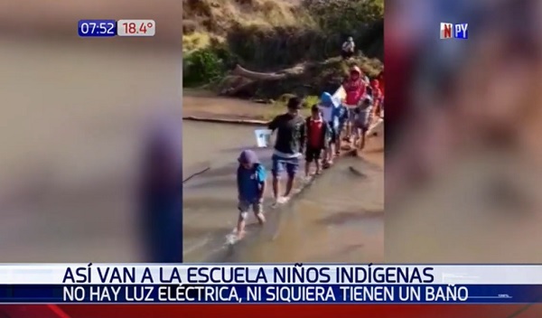 Niños de comunidad indígena atraviesan arroyo para llegar a la escuela