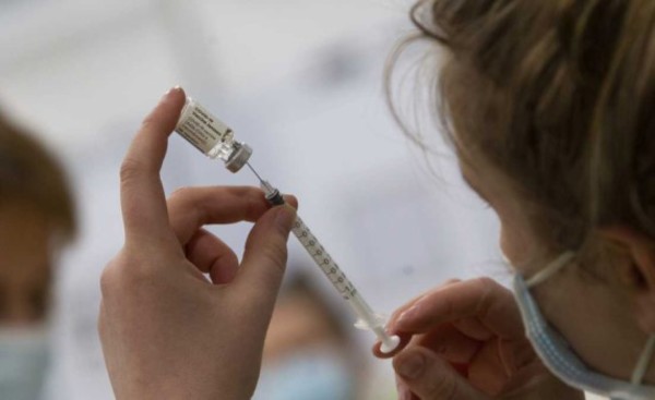Aprueban vacunar a adolescentes de 12 años en adelante en riesgo