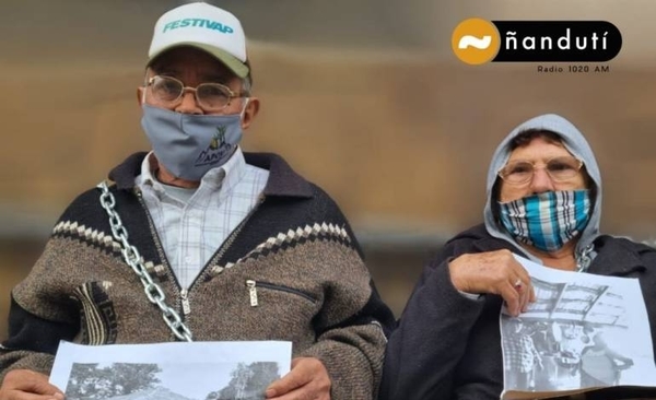 Diario HOY | Encadenados frente a Hacienda abuelitos piden reposición de pensión