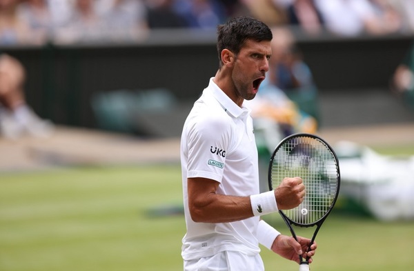 Wimbledon: Djokovic vence a Fucsovics y alcanza su victoria 100