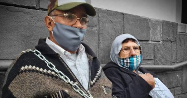 La Nación / Hacienda deja sin pensión a abuelitos y estos se encadenan frente al ministerio