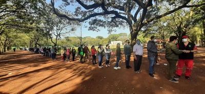 Largas filas de vulnerables para aplicación de anticovid en Ciudad del Este - ABC en el Este - ABC Color