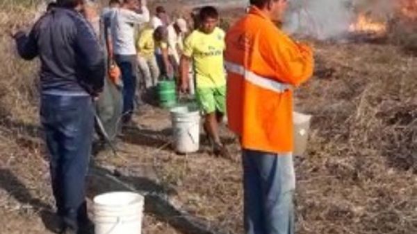 Con baldes de agua, ayoreos frenaron incendio en el Chaco