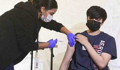 Adolescentes vulnerables desde los 12 años serán inmunizados con Pfizer