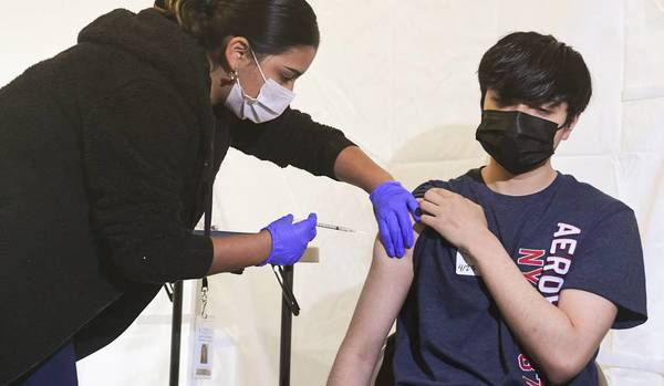 Adolescentes vulnerables desde los 12 años serán inmunizados con Pfizer