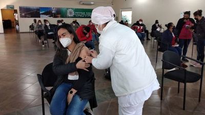 Inmunizan con vacuna Moderna en Ayolas - Nacionales - ABC Color