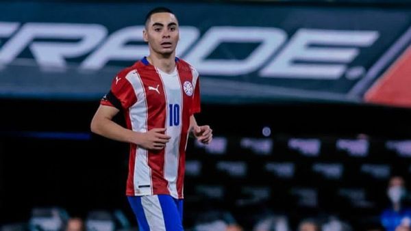 Almirón defiende a Berizzo y dispara contra el árbitro que dirigió ante Perú