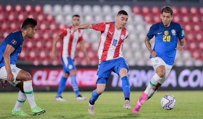 Almirón defiende a Berizzo y dispara contra el árbitro que dirigió ante Perú
