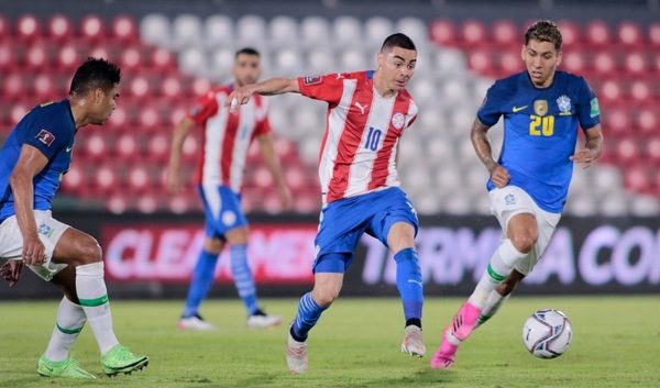Almirón defiende a Berizzo y dispara contra el árbitro que dirigió ante Perú