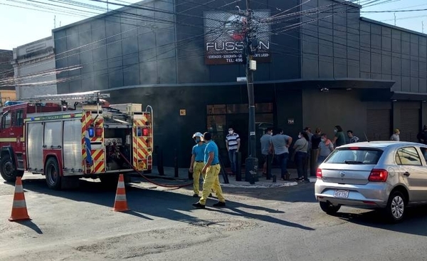 Diario HOY | Bomberos controlaron incendió de un comercio en el centro de Asunción