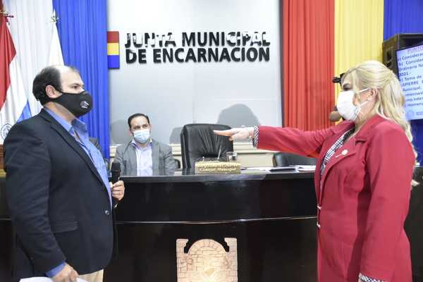 JURÓ COMO CONCEJAL LA ABOG. CAROLINA LAPIERRE.