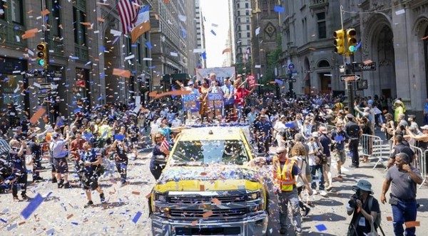 MUNDO | Nueva York celebra el fin de las restricciones con un desfile sin mascarillas