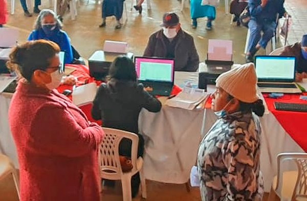 Repatriación: Asisten a adultos mayores para la firma de sus contratos - Noticiero Paraguay